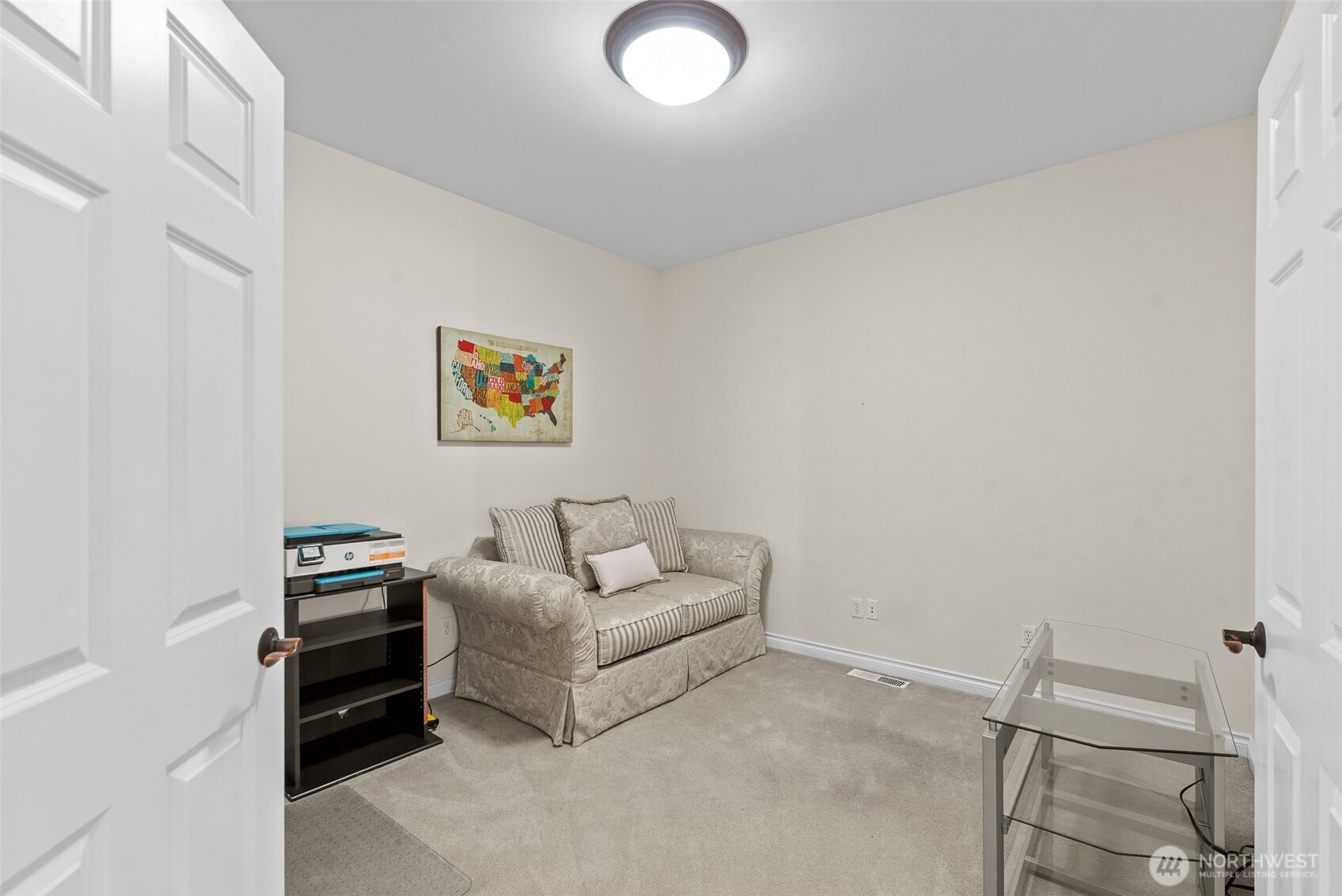 105 Cascade Place Cashmere, WA 98815 - Photo 21 of 39 a living room with furniture and a chair