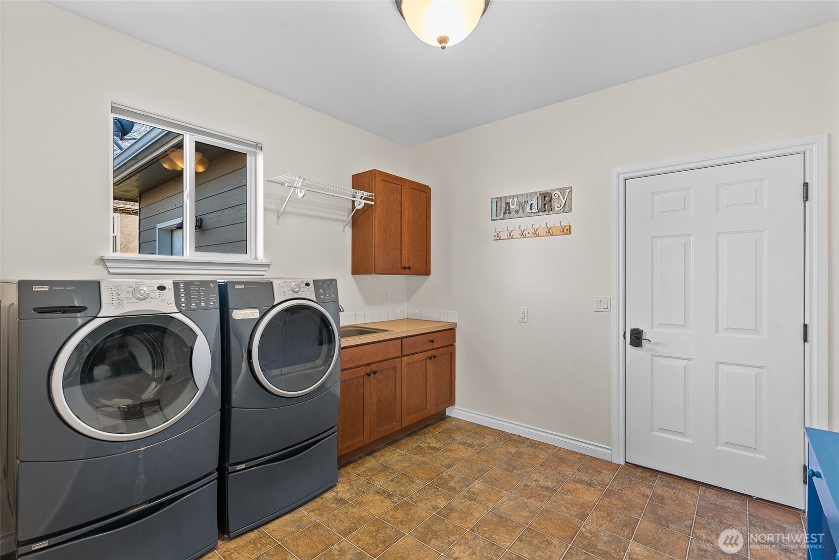 105 Cascade Place Cashmere, WA 98815 - Photo 22 of 39 a utility room with sink dryer and washer