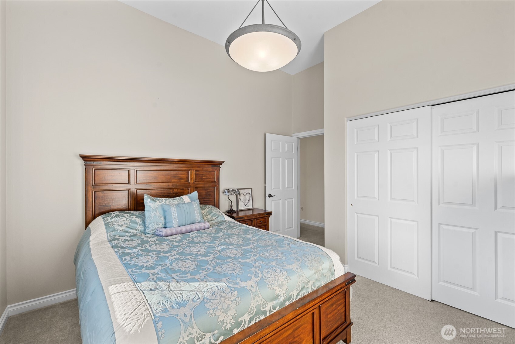 105 Cascade Place Cashmere, WA 98815 - Photo 25 of 39 a bedroom with a bed and a chandelier