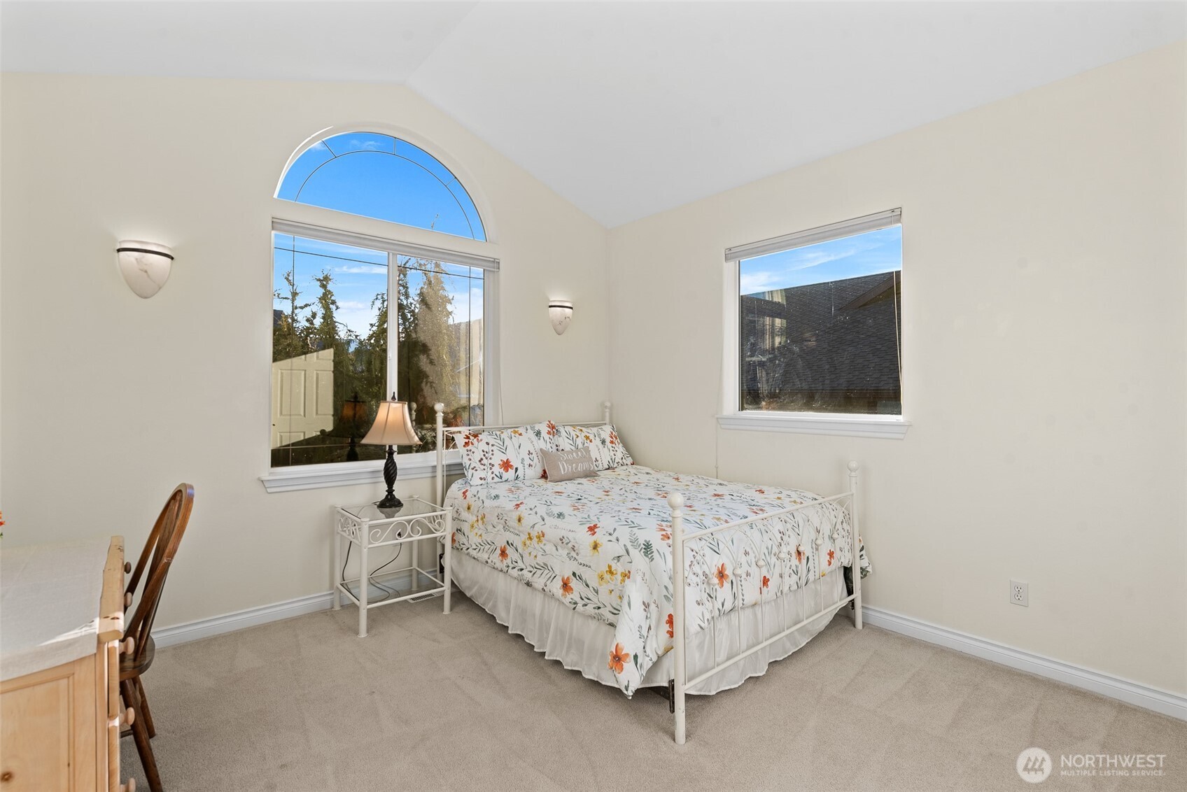 105 Cascade Place Cashmere, WA 98815 - Photo 27 of 39 a bedroom with a bed and a mirror