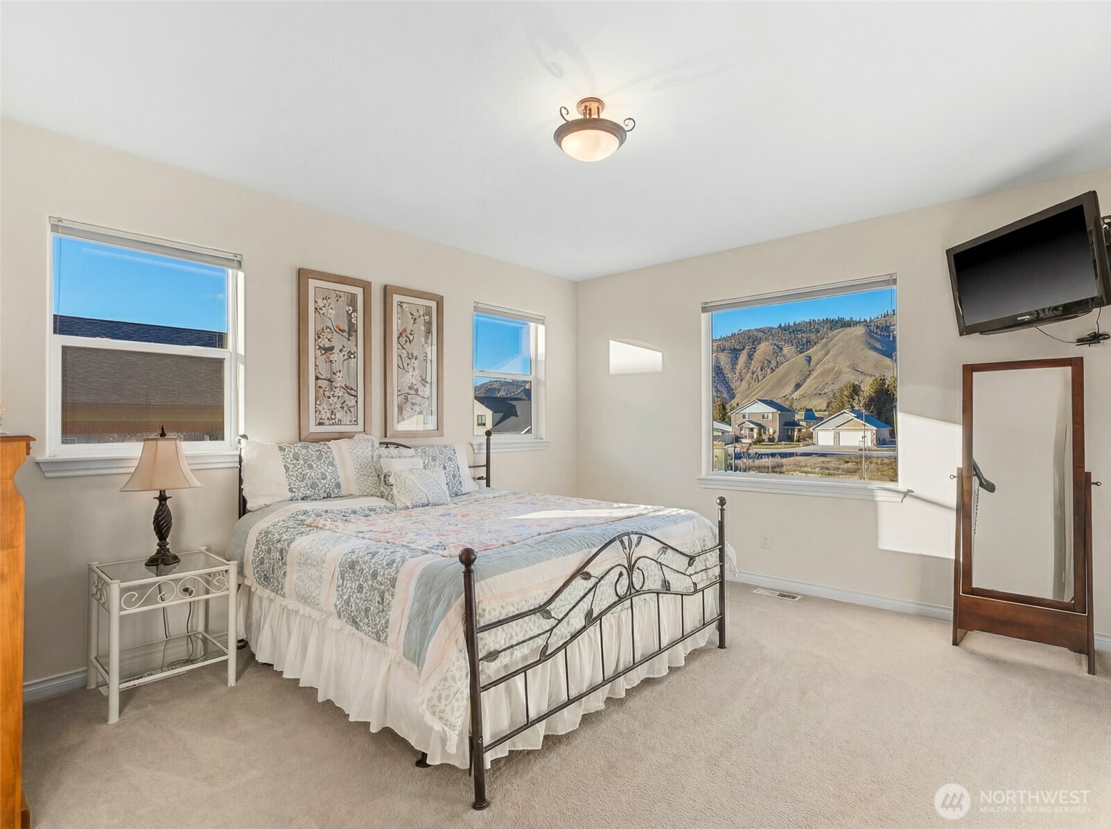 105 Cascade Place Cashmere, WA 98815 - Photo 32 of 39 a bedroom with a large bed and a window