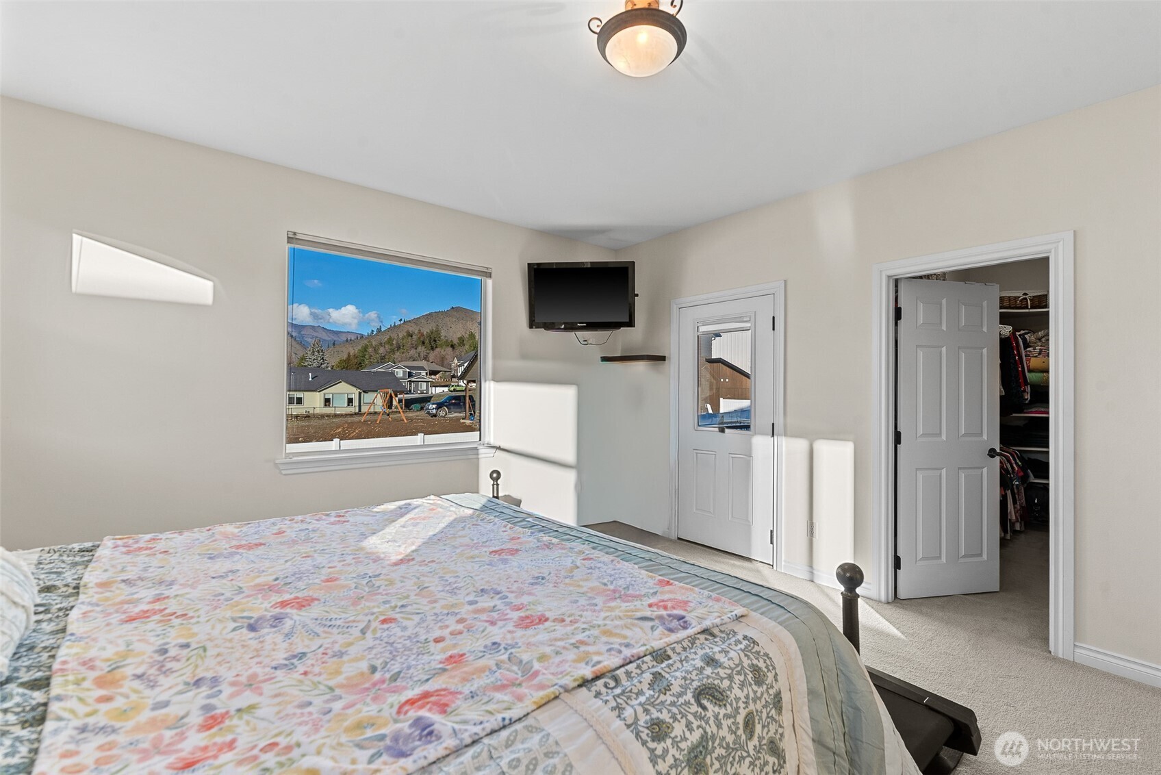 105 Cascade Place Cashmere, WA 98815 - Photo 33 of 39 a bedroom with a bed and a flat screen tv