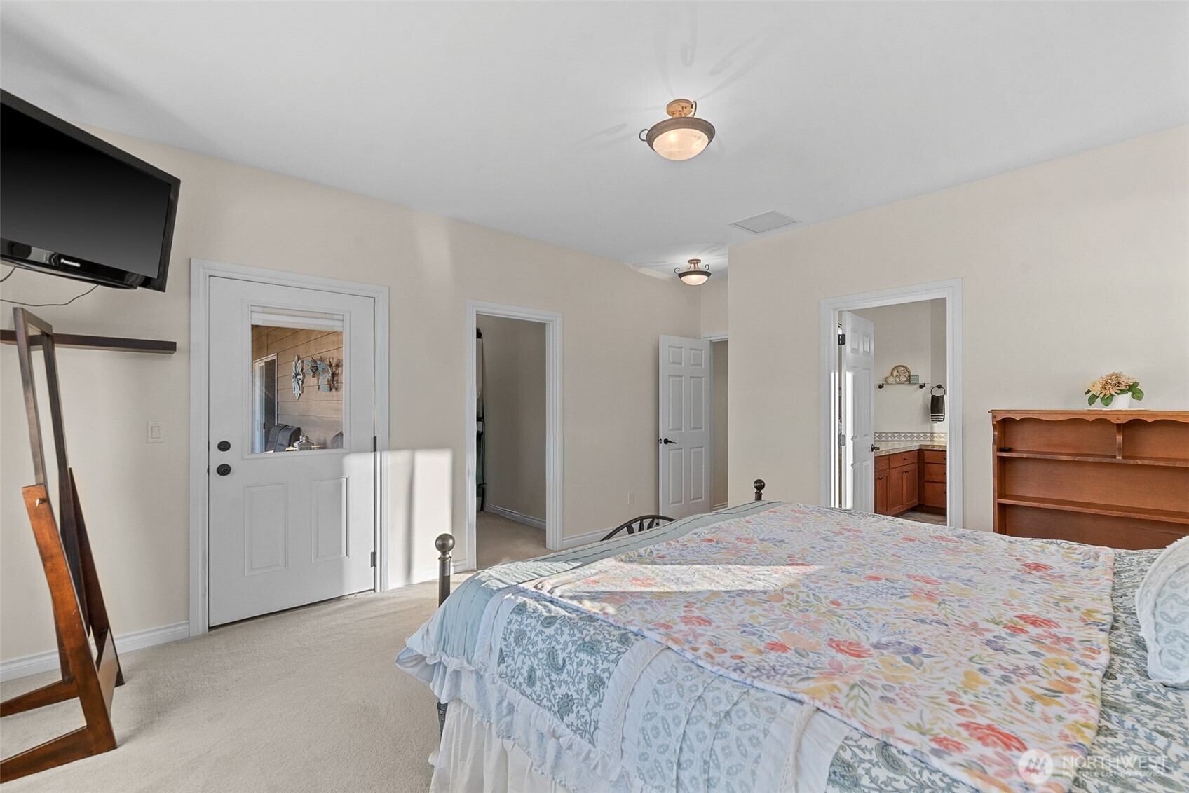 105 Cascade Place Cashmere, WA 98815 - Photo 34 of 39 a bedroom with a bed and a flat screen tv