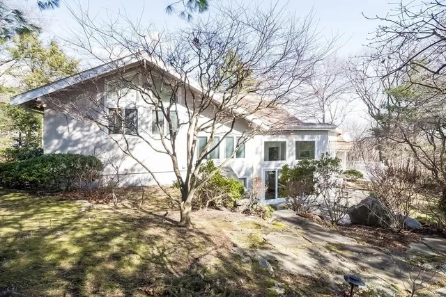a view of a house with a yard