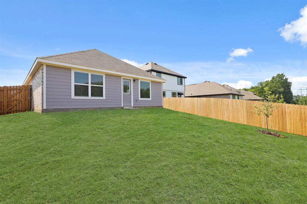 1600 Romans Road Ennis, TX 75119 - Photo 18 of 19 a front view of house with yard and green space