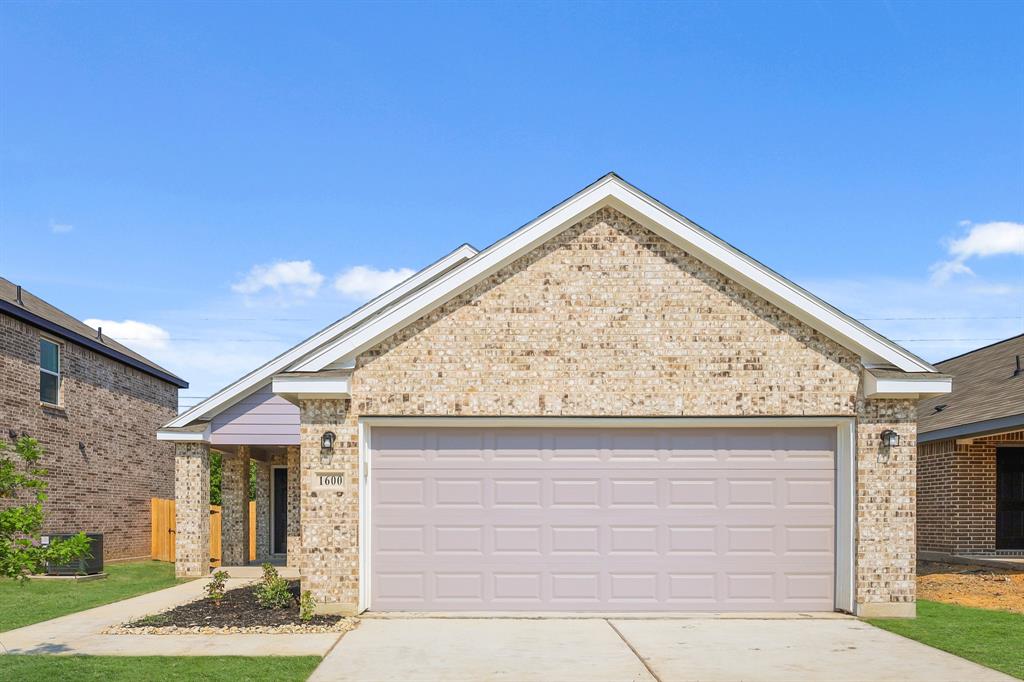 1600 Romans Road Ennis, TX 75119 - Photo 2 of 19 a view of small space in front of a house with a yard