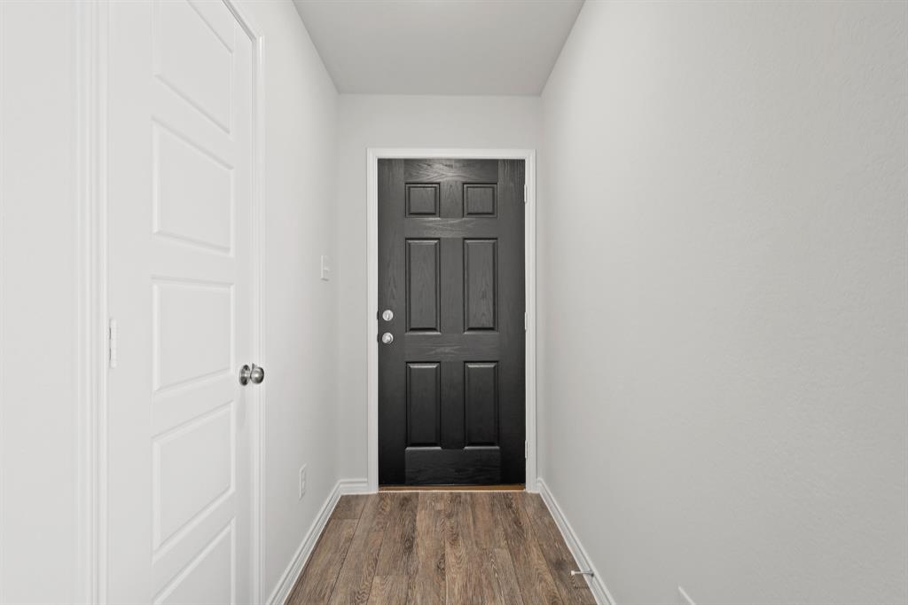 1600 Romans Road Ennis, TX 75119 - Photo 4 of 19 a view of a hallway
