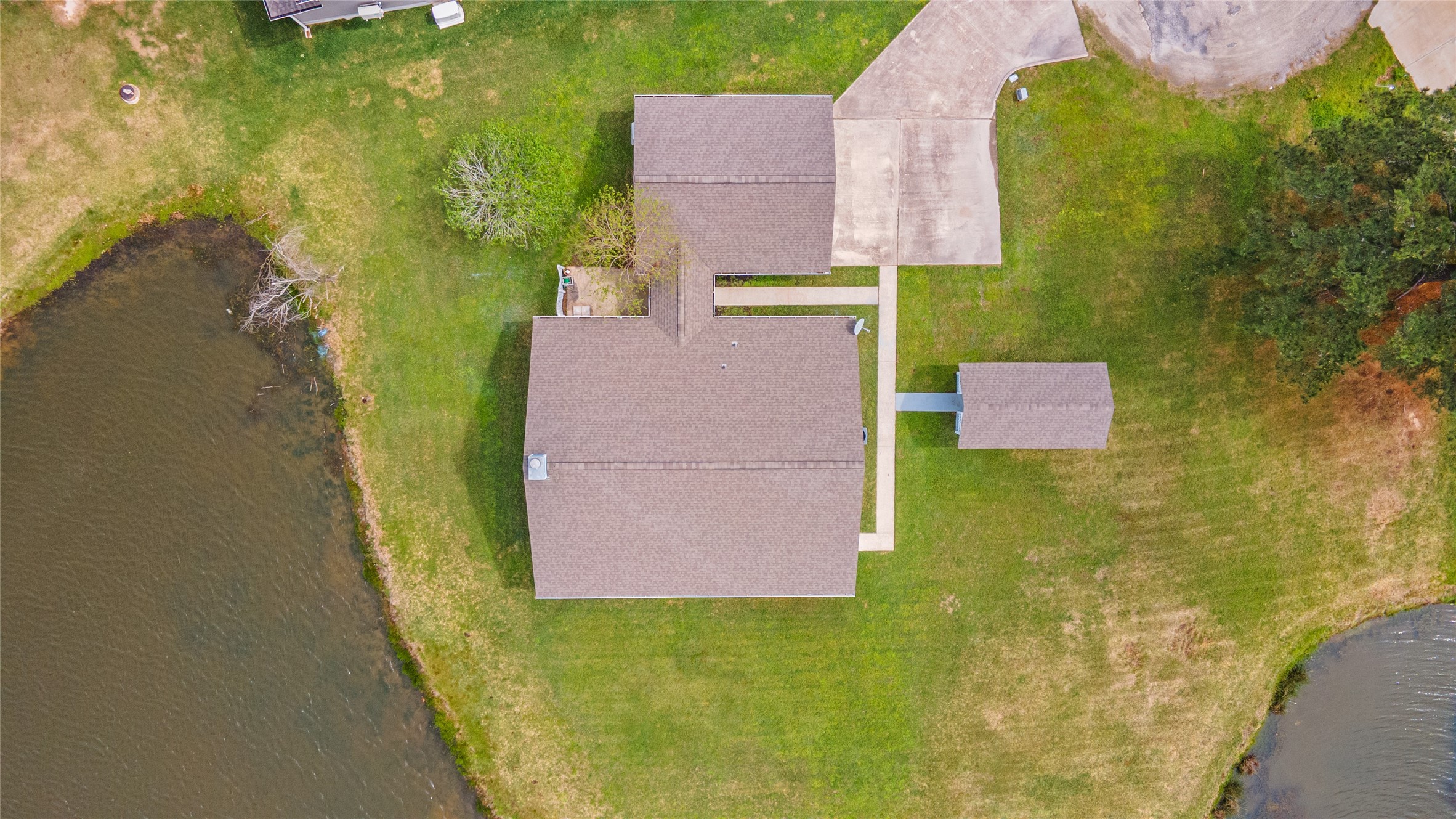 140 Meadowview Drive Trinity, TX 75862 - Photo 26 of 27 an aerial view of residential house with swimming pool