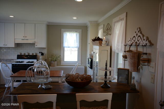 127 Valleyview Road Greentown, PA 18426 - Photo 5 of 66 a kitchen with a refrigerator and a stove