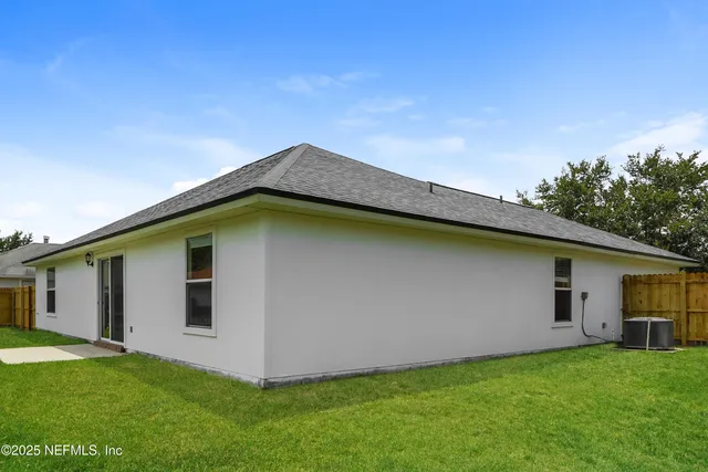 a view of a house with backyard and garden