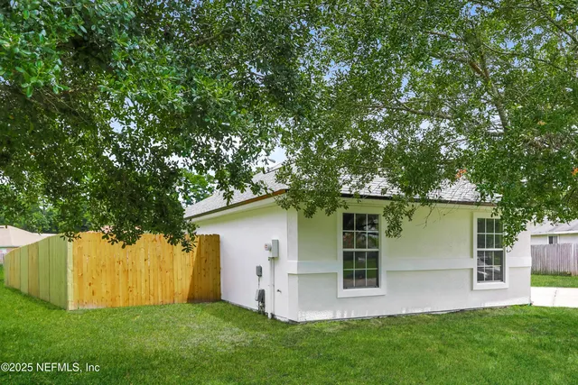 a view of front of house with a yard