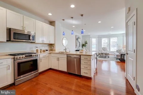 $929,000 | 738 McKenzie Avenue, Alexandria, VA 22301
