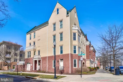 $929,000 | 738 McKenzie Avenue, Alexandria, VA 22301