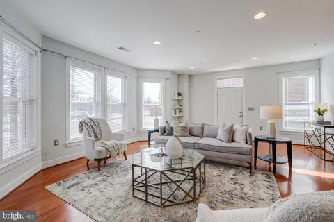 $929,000 | 738 McKenzie Avenue, Alexandria, VA 22301