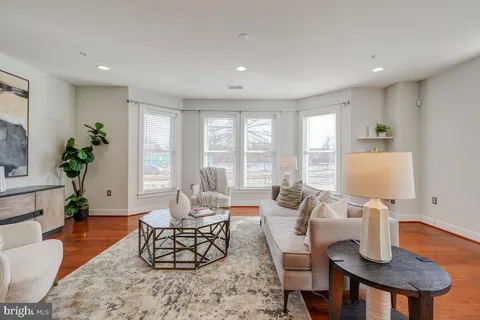 $929,000 | 738 McKenzie Avenue, Alexandria, VA 22301