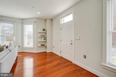 $929,000 | 738 McKenzie Avenue, Alexandria, VA 22301