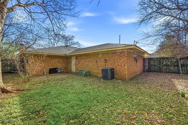 a view of a house with backyard
