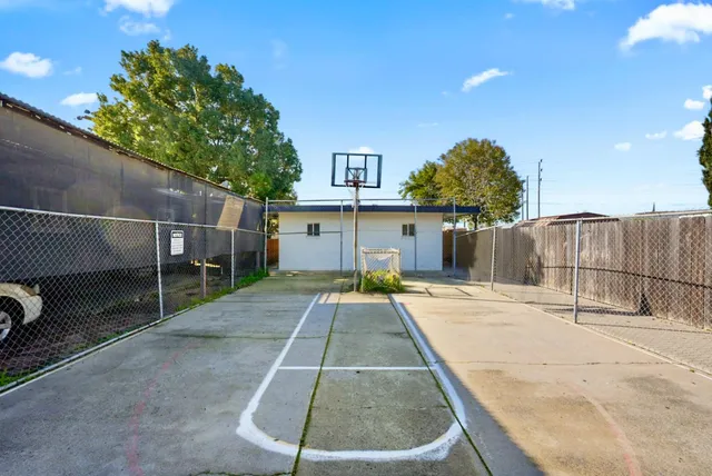 a view of a backyard