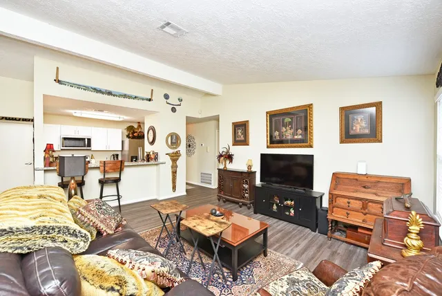 $2,000 | 7 Braemar Forest Street, The Woodlands, TX 77381