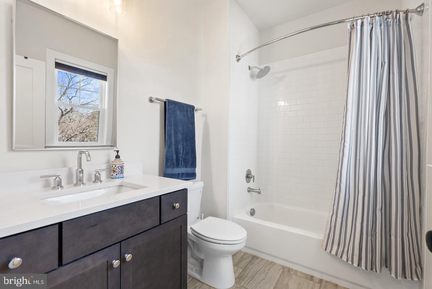 8633 Fort Hunt Road Alexandria, VA 22308 - Photo 38 of 62 Bathroom 2 upstairs