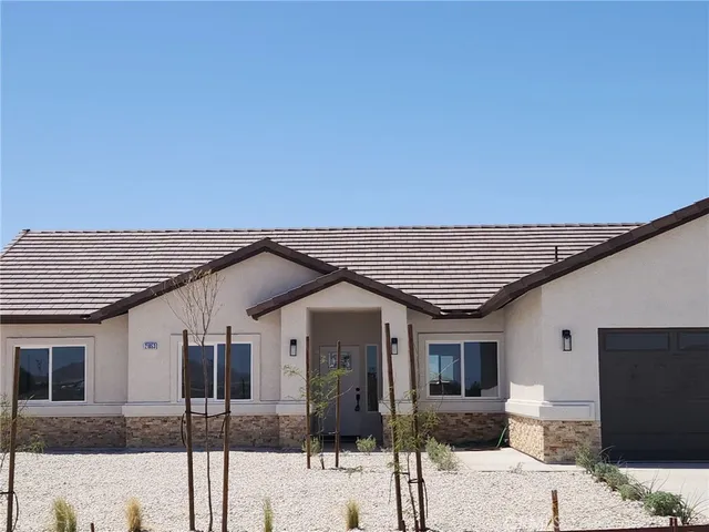 $3,000 | 21053 Huasna Road, Apple Valley, CA 92307