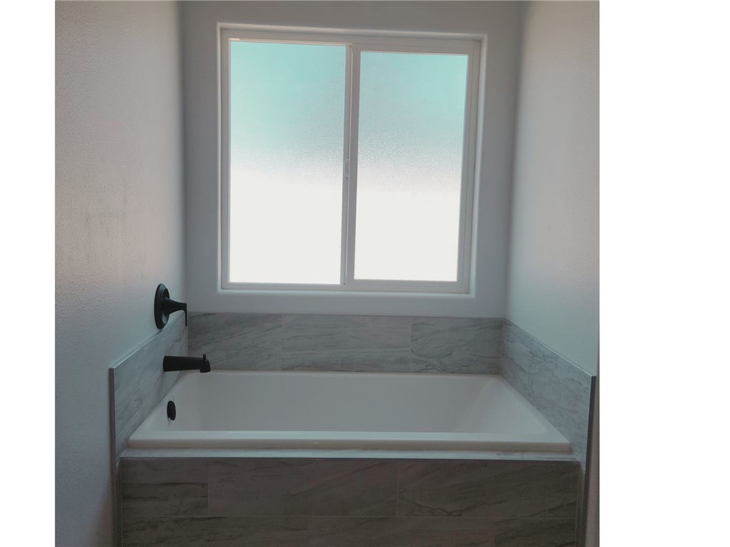 21053 Huasna Road Apple Valley, CA 92307 - Photo 11 of 19 Relaxing Tub