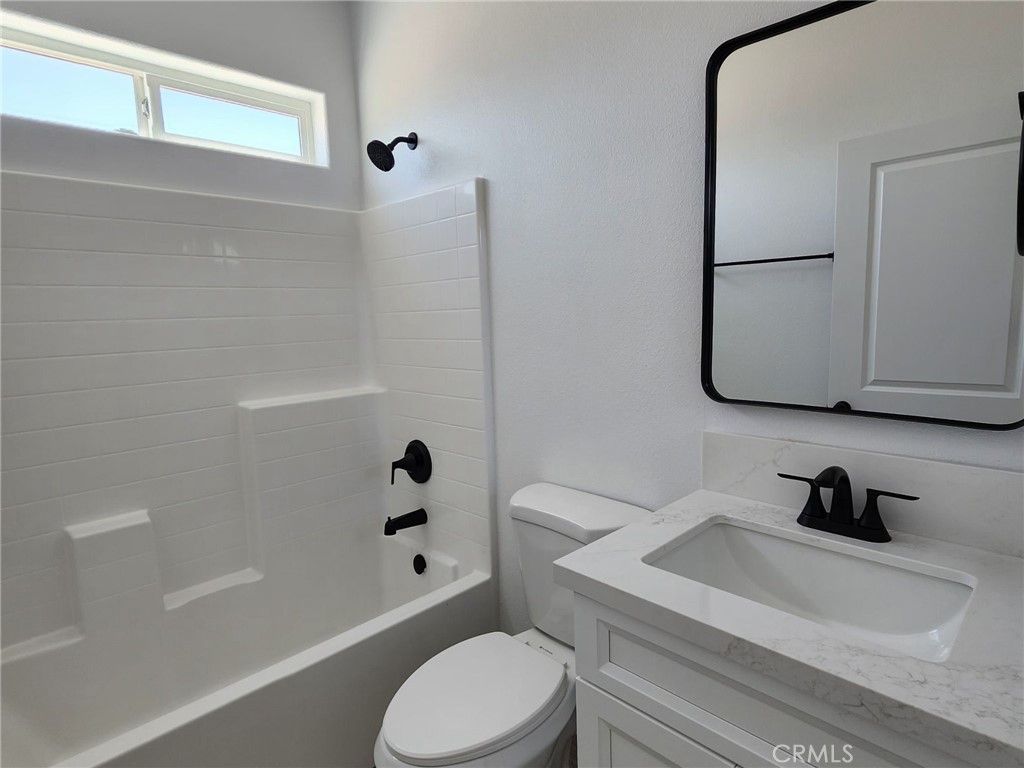 21053 Huasna Road Apple Valley, CA 92307 - Photo 14 of 19 Hall Tub and shower Bathroom