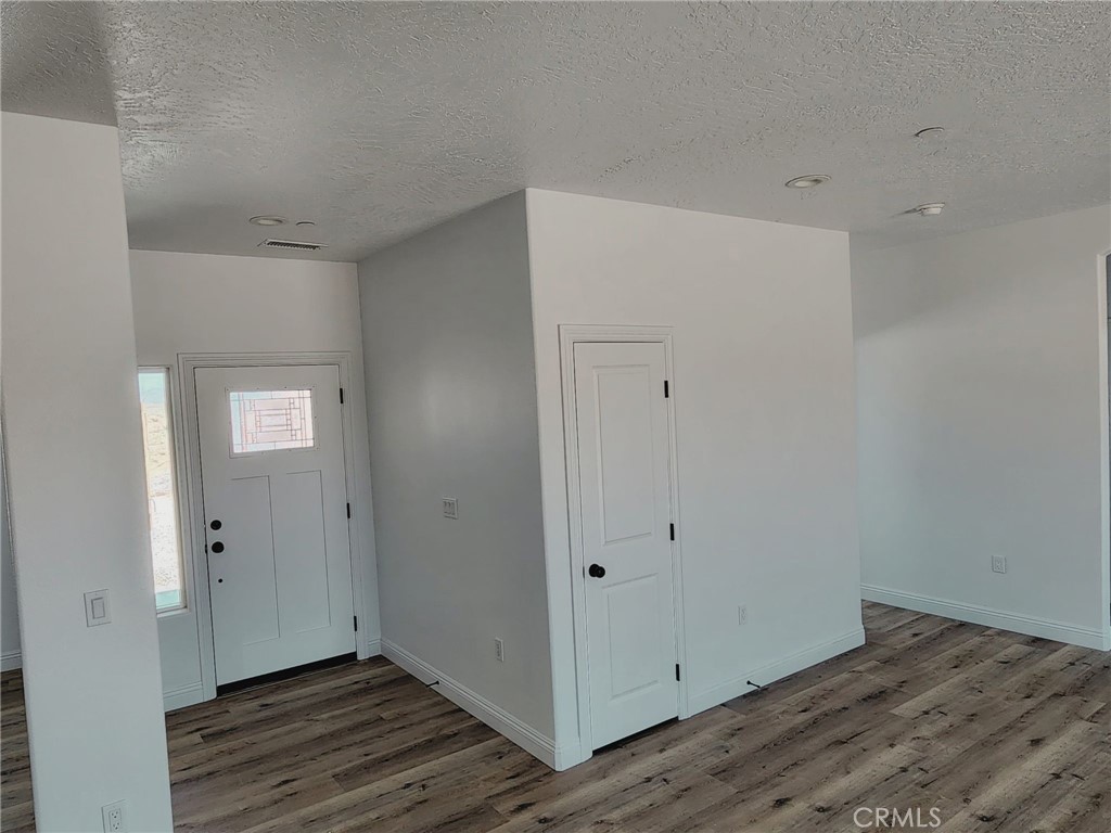 21053 Huasna Road Apple Valley, CA 92307 - Photo 5 of 19 Front Entry Columns and Closet