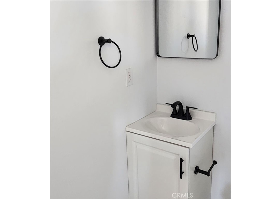 21053 Huasna Road Apple Valley, CA 92307 - Photo 7 of 19 Guest Bathroom