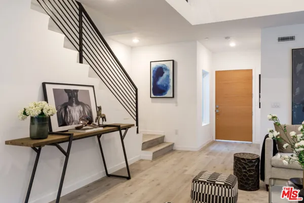 $6,000 | 846 North Alta Vista Boulevard, Unit 103, Los Angeles, CA 90046