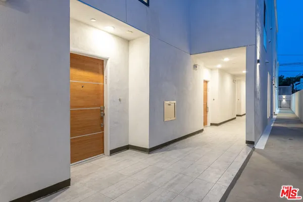 $6,000 | 846 North Alta Vista Boulevard, Unit 103, Los Angeles, CA 90046