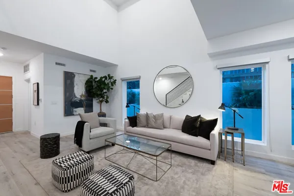 $6,000 | 846 North Alta Vista Boulevard, Unit 103, Los Angeles, CA 90046