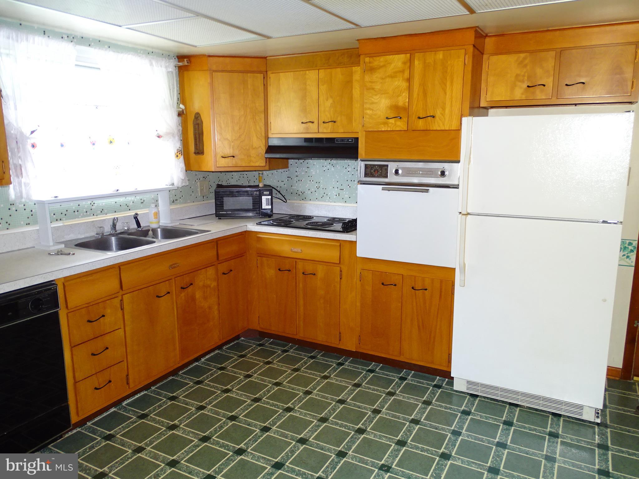 175 West Hanover Street Spring Grove, PA 17362 - Photo 13 of 42 Solid Maple Cabinets