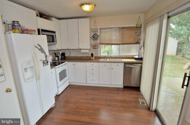 51 Thrush Road Sterling, VA 20164 - Photo 13 of 14 Kitchen