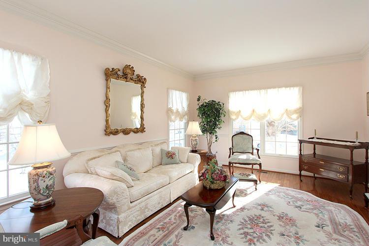 1296 Gatesmeadow Way Reston, VA 20194 - Photo 3 of 29 a living room with furniture