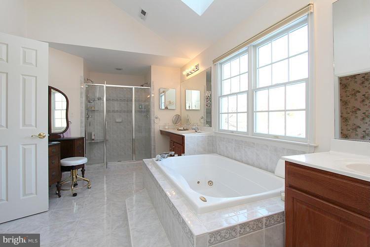 1296 Gatesmeadow Way Reston, VA 20194 - Photo 21 of 29 a bathroom with a bathtub and a sink