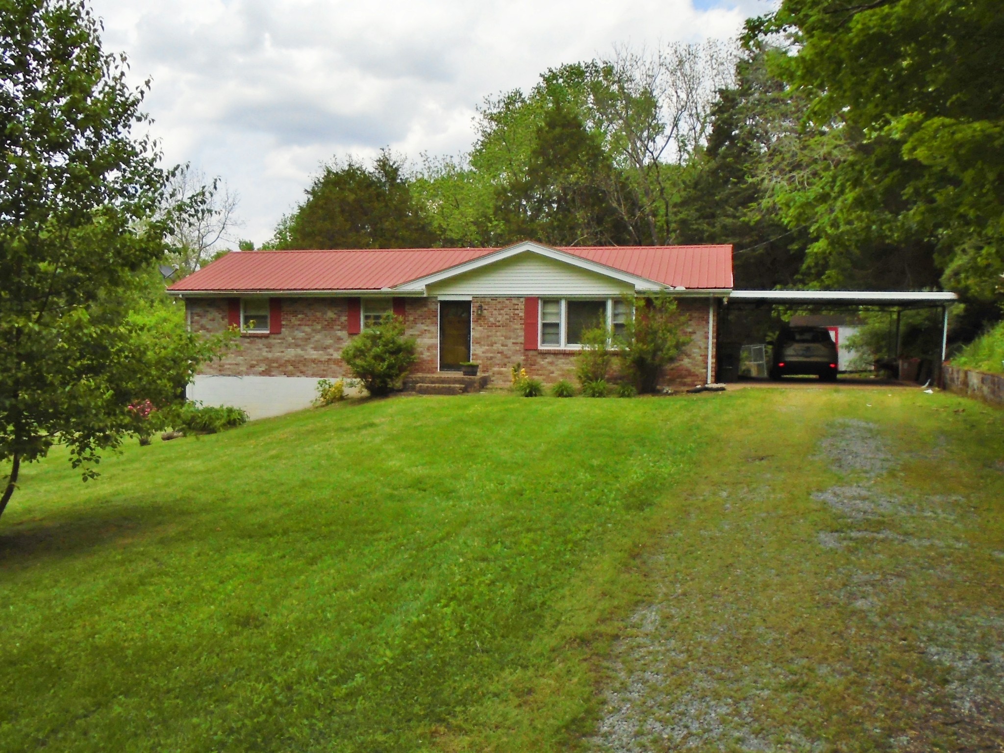 a view of a house with a yard