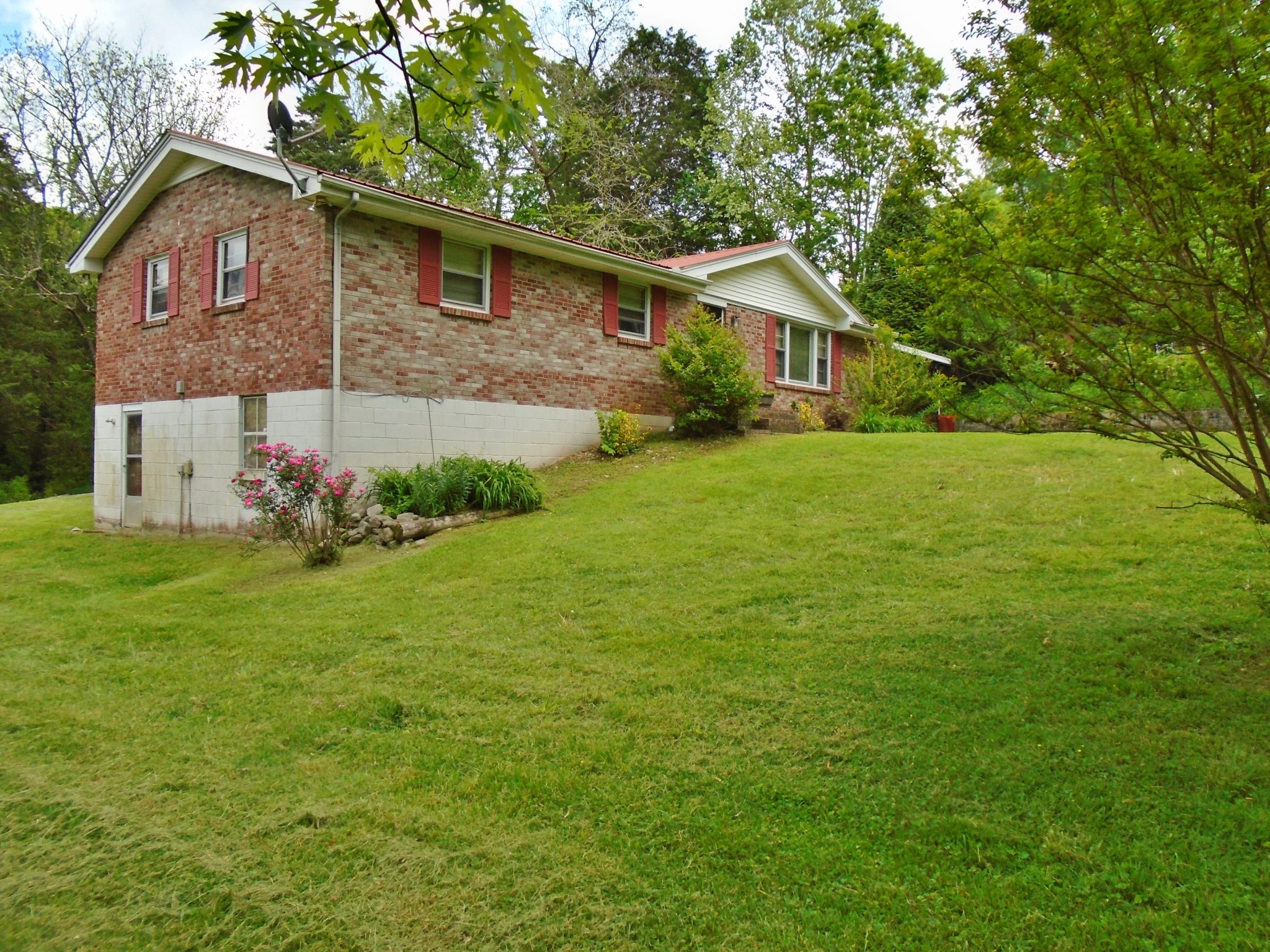 128 Kinneys School Road Springfield, TN 37172 - Photo 4 of 23 a front view of house with yard and green space
