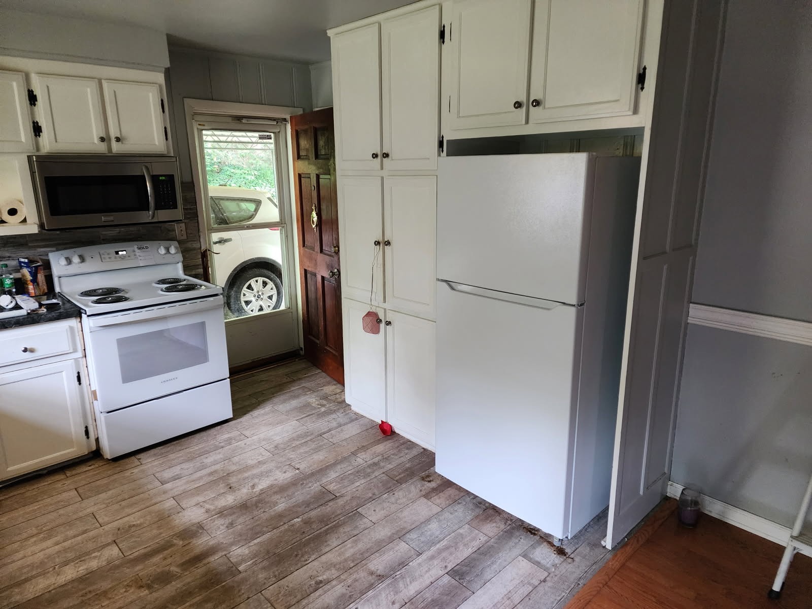 128 Kinneys School Road Springfield, TN 37172 - Photo 7 of 23 a view of a kitchen with electric appliances
