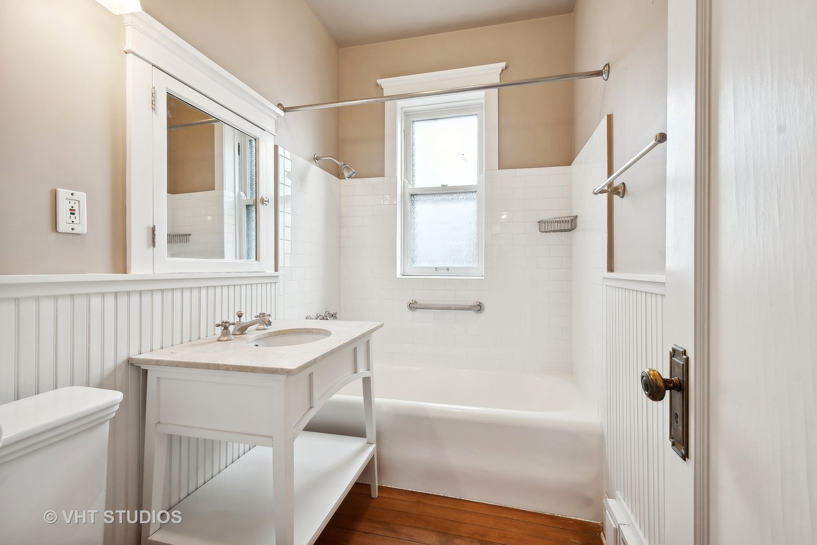 1119 Maple Avenue, Unit 2E Evanston, IL 60202 - Photo 10 of 12 a bathroom with a sink toilet and tub