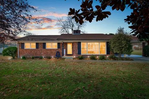 a view of a house with backyard and garden