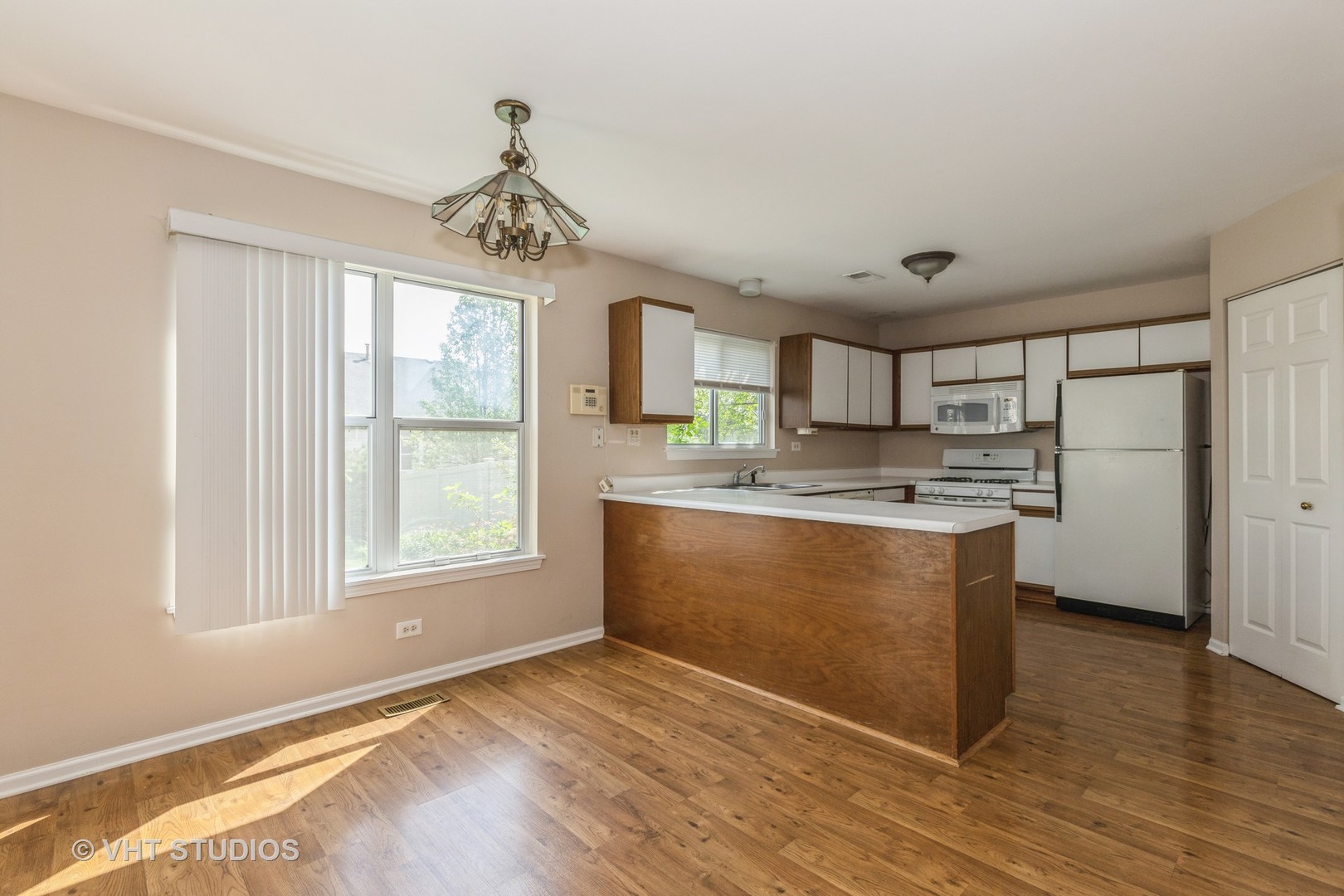 209 North Southport Road Mundelein, IL 60060 - Photo 4 of 10