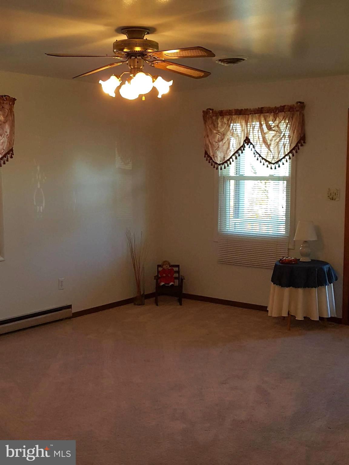 237 Wakefield Road Hagerstown, MD 21740 - Photo 5 of 23 Living Room