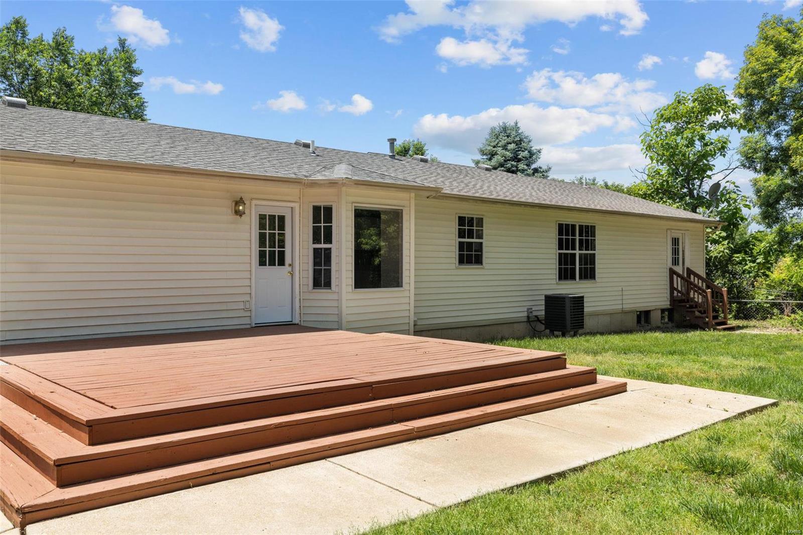 5458 Milburn Road Oakville, MO 63129 - Photo 3 of 32