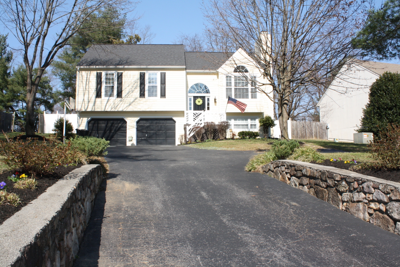 5507 Castle Rock Road Roanoke, VA 24018 - Photo 14 of 14 Front of the house from the street.