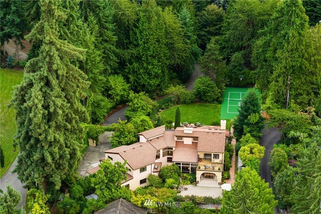 an aerial view of a house with yard outdoor and green space