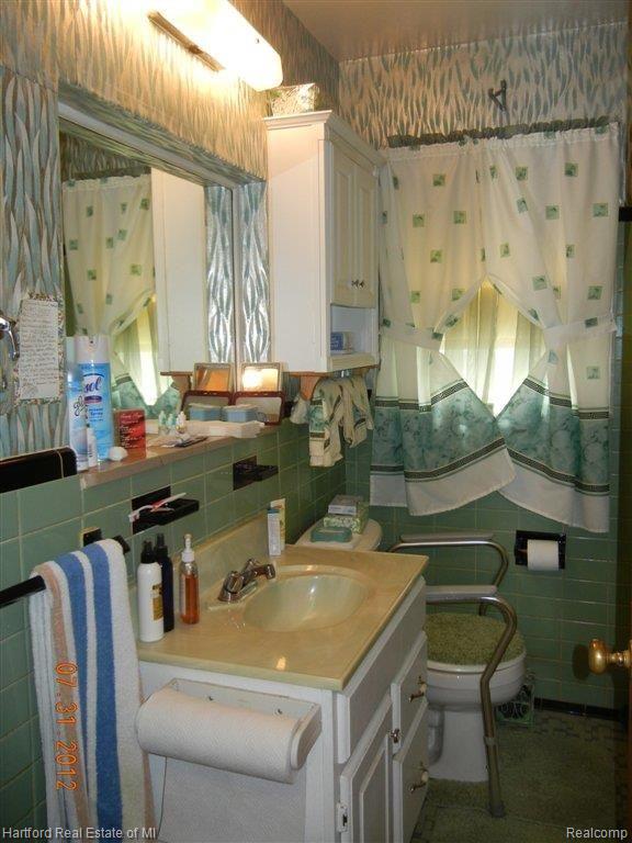 19767 Edinborough Road Detroit, MI 48219 - Photo 13 of 21 Main bathroom