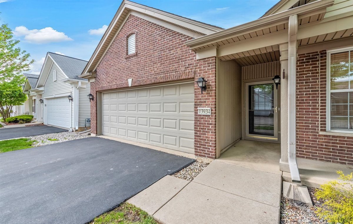 13934 Chanwahon Road Huntley, IL 60142 - Photo 4 of 57