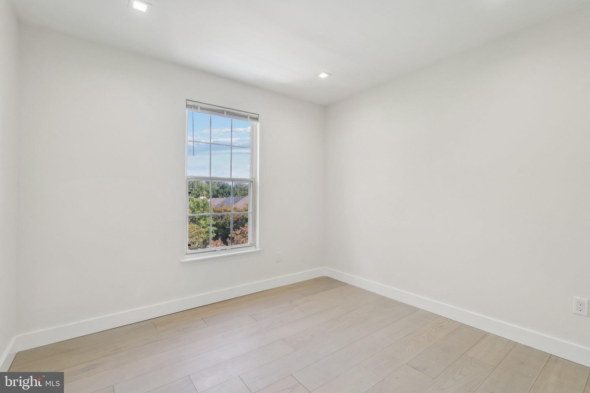 43501 Postrail Square Ashburn, VA 20147 - Photo 25 of 35 an empty room with a window