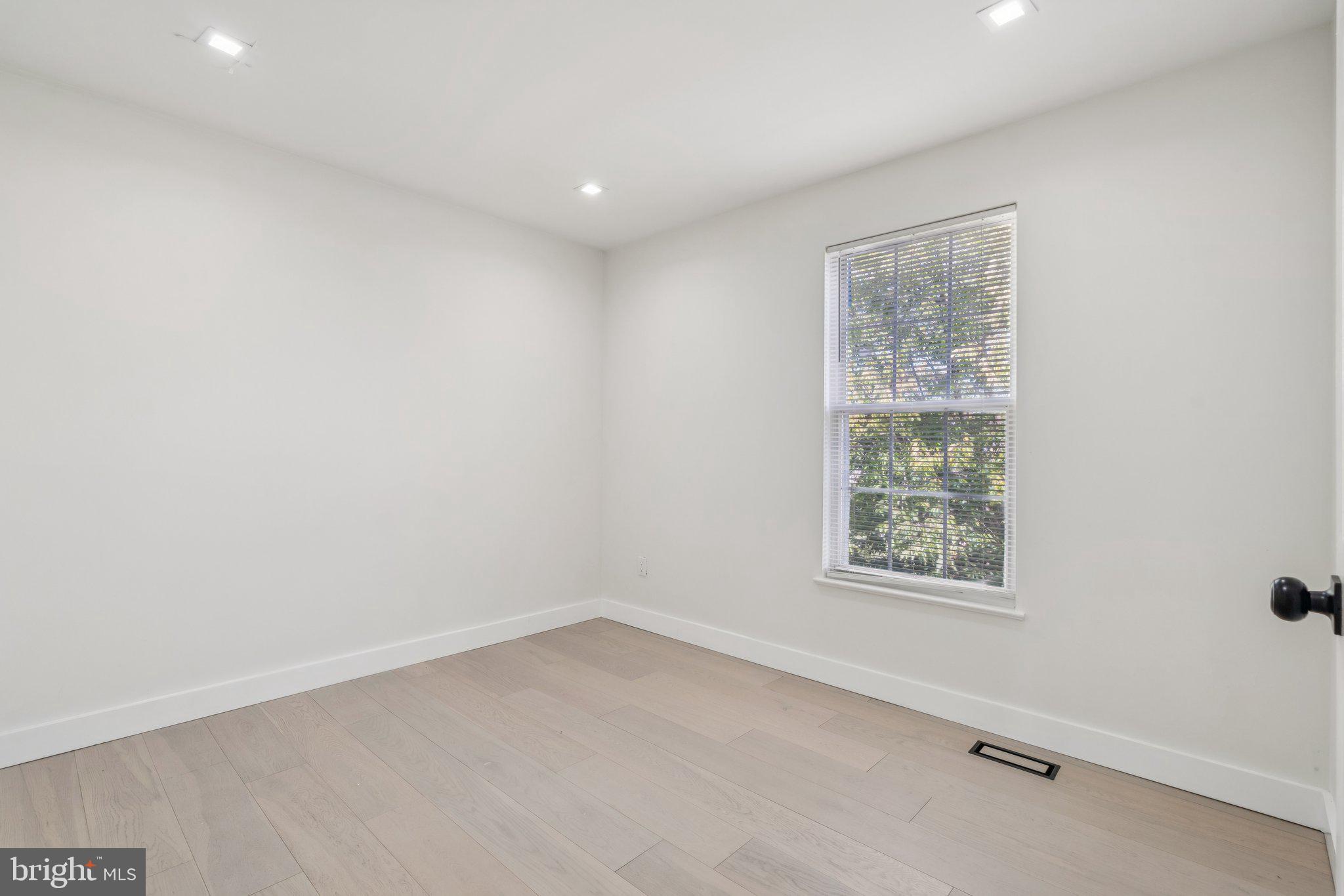 43501 Postrail Square Ashburn, VA 20147 - Photo 27 of 35 an empty room with a window